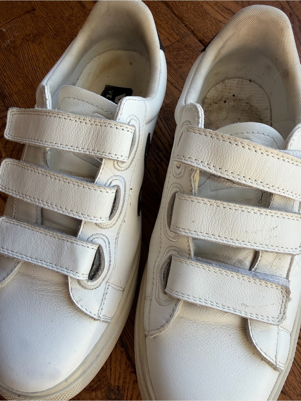 Veja Recife Sneaker in Extra White & Black - Picture 6 of 13